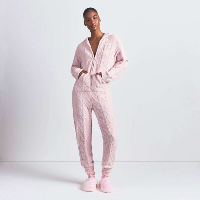 COZY LIGHT CABLEKNIT ONESIE