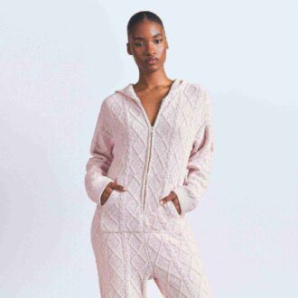 COZY LIGHT CABLEKNIT ONESIE