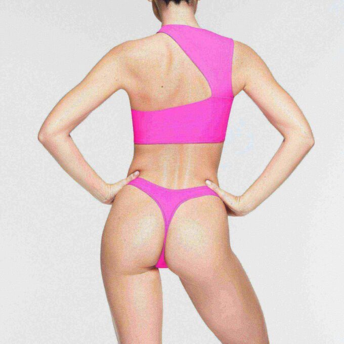 FITS EVERYBODY CUT OUT SUPER CROPPED TOP FITS EVERYBODY CUT OUT SUPER CROPPED TOP