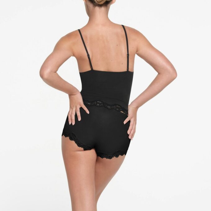 FITS EVERYBODY LACE TRIANGLE CAMI FITS EVERYBODY LACE TRIANGLE CAMI