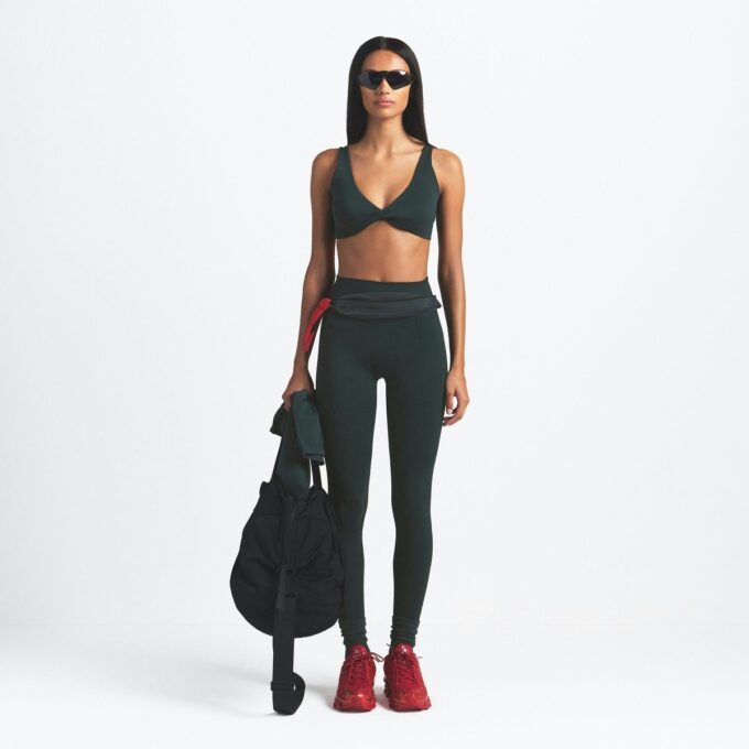 NikeSKIMS MATTE TWIST-FRONT BRA