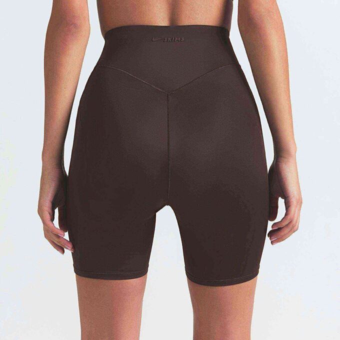 NikeSKIMS SHINE BONDED WAIST 5″ BIKER SHORT NikeSKIMS SHINE BONDED WAIST 5″ BIKER SHORT