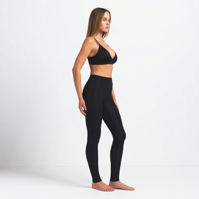 NikeSKIMS WEIGHTLESS LAYERS V-LINE 26″ LEGGING NikeSKIMS WEIGHTLESS LAYERS V-LINE 26″ LEGGING