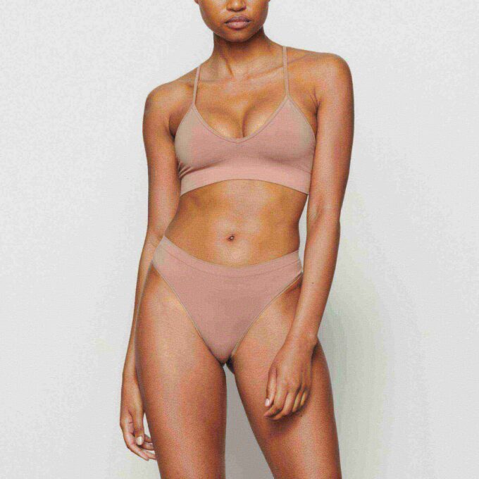 SOFT SMOOTHING SEAMLESS THONG SOFT SMOOTHING SEAMLESS THONG