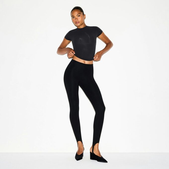 THE ESSENTIAL COLLECTION HIGH-WAISTED STIRRUP LEGGING THE ESSENTIAL COLLECTION HIGH-WAISTED STIRRUP LEGGING