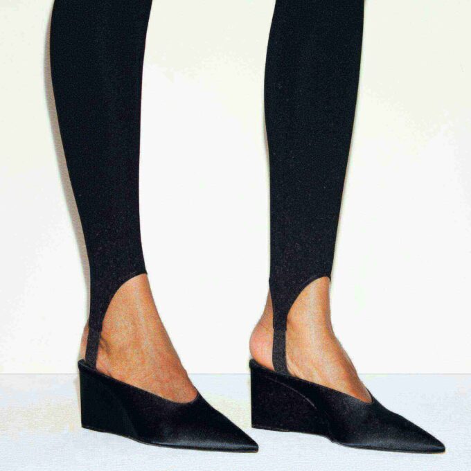 THE ESSENTIAL COLLECTION HIGH-WAISTED STIRRUP LEGGING THE ESSENTIAL COLLECTION HIGH-WAISTED STIRRUP LEGGING
