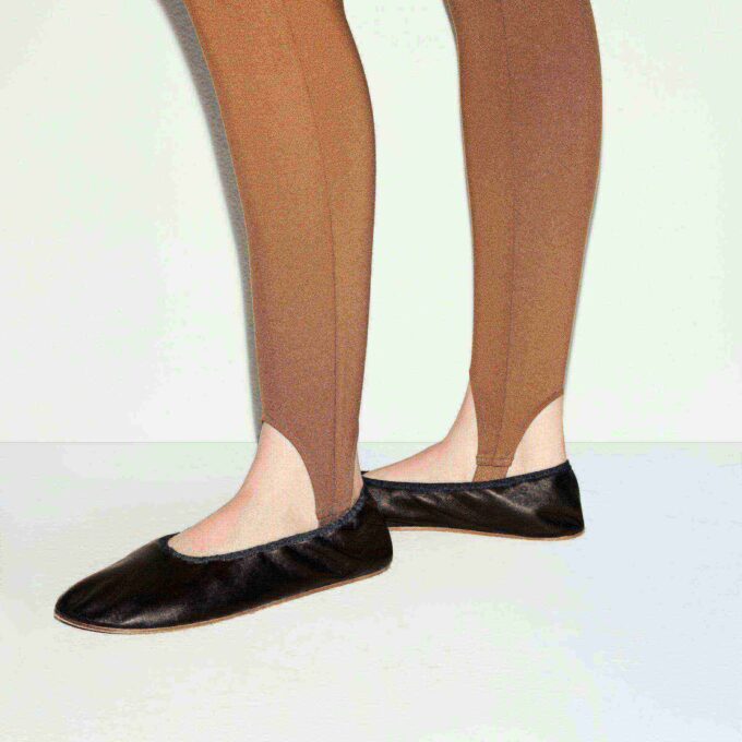 THE ESSENTIAL COLLECTION HIGH-WAISTED STIRRUP LEGGING THE ESSENTIAL COLLECTION HIGH-WAISTED STIRRUP LEGGING