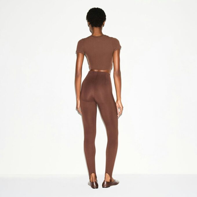THE ESSENTIAL COLLECTION HIGH-WAISTED STIRRUP LEGGING THE ESSENTIAL COLLECTION HIGH-WAISTED STIRRUP LEGGING