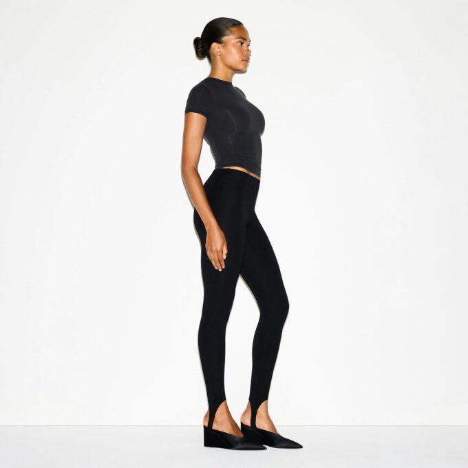 THE ESSENTIAL COLLECTION HIGH-WAISTED STIRRUP LEGGING THE ESSENTIAL COLLECTION HIGH-WAISTED STIRRUP LEGGING