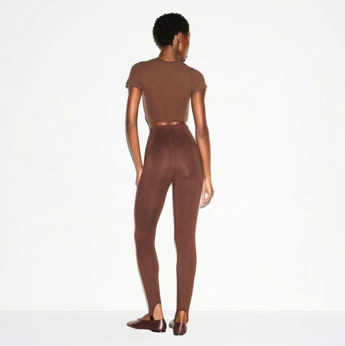 THE ESSENTIAL COLLECTION HIGH-WAISTED STIRRUP LEGGING THE ESSENTIAL COLLECTION HIGH-WAISTED STIRRUP LEGGING