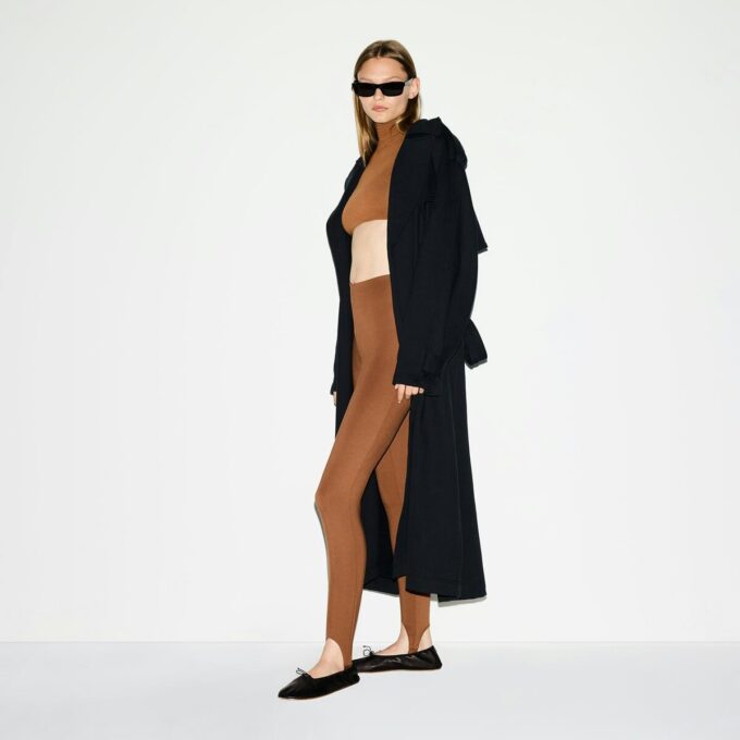 THE ESSENTIAL COLLECTION HIGH-WAISTED STIRRUP LEGGING THE ESSENTIAL COLLECTION HIGH-WAISTED STIRRUP LEGGING